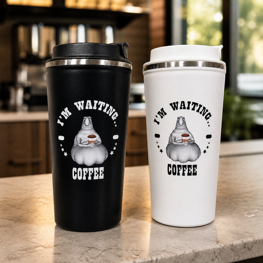 Vasos térmicos de café blanco y negro 500 ml en una cafetería