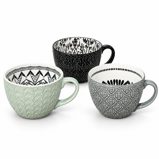 Taza de cerámica con relieve, colores surtidos, fotografía de estudio con fondo blanco, RM48-11
