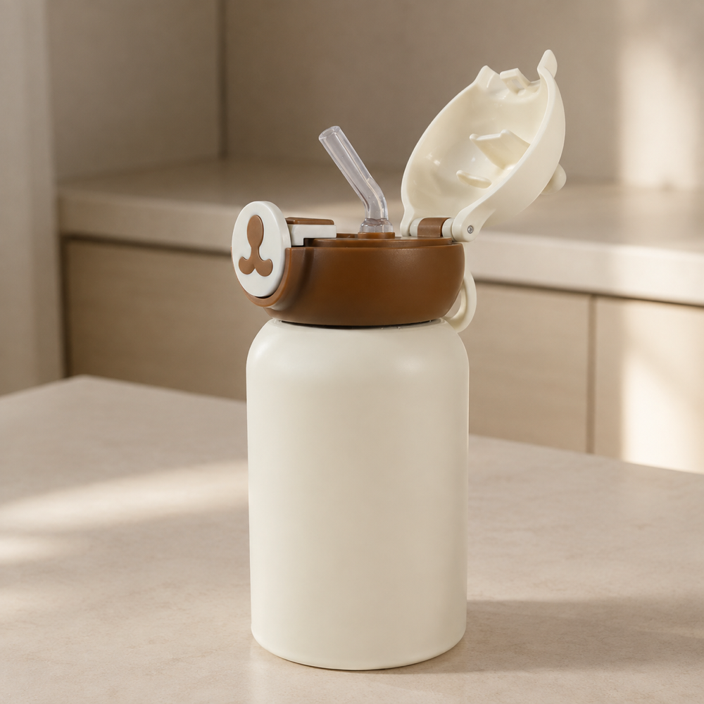 Botella Infantil Teddy Bear con tapa abierta y sorbete visible
