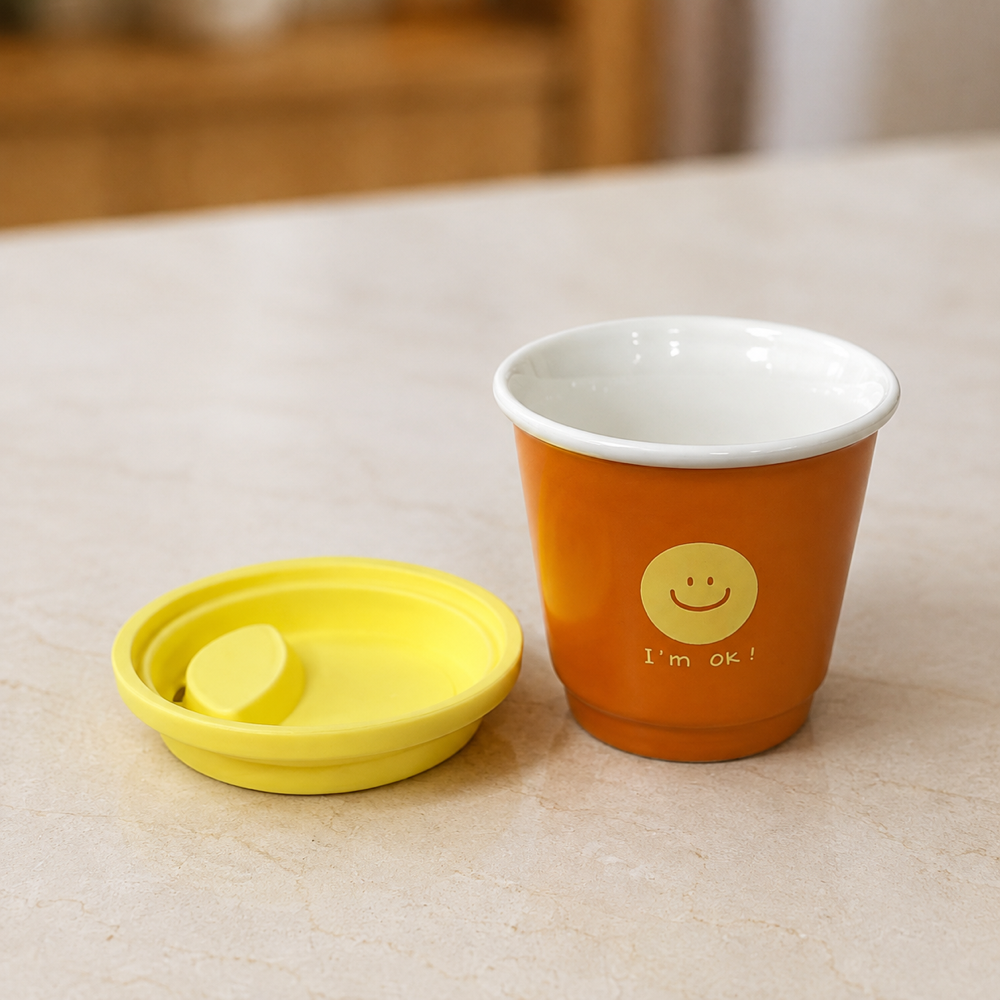 Taza Cerámica Smile con la tapa de silicona separada