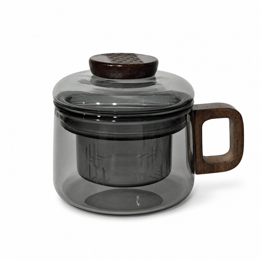 Taza con Infusor Gris Humo sobre fondo blanco