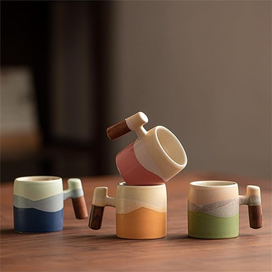 Taza de cerámica con asa de madera
